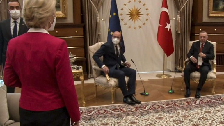 En Turquie, une chaise musicale cruelle pour la présidente de la Commission européenne, Ursula von der Leyen