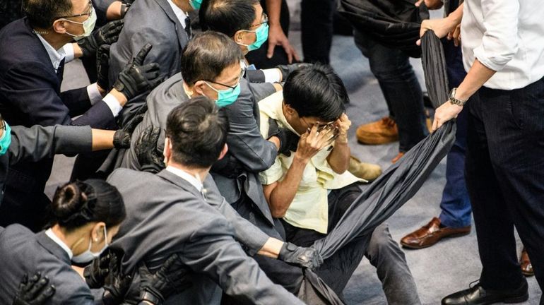 Crise à Hong Kong : ne touche pas à mon hymne ! De nouveaux heurts au Parlement face à un projet de loi controversé