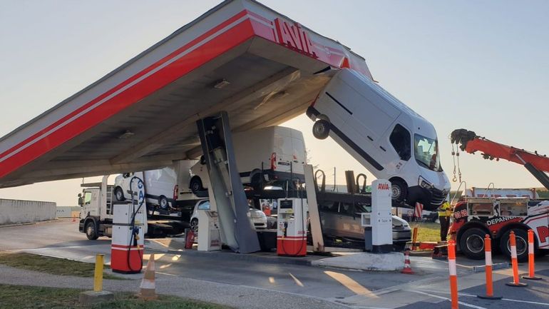 France : un camion s'encastre dans une pompe à essence