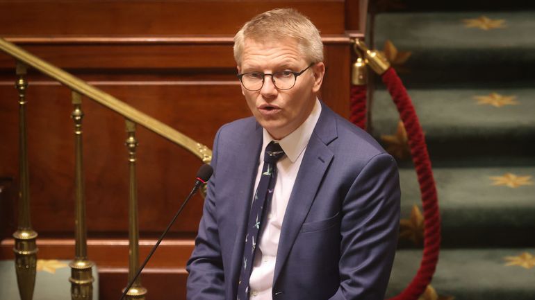 Fermeture de guichets : le ministre Gilkinet interpellé à la Chambre confirme qu'il demande à la SNCB de revoir sa copie