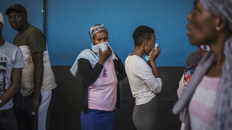 Coronavirus : deux premiers morts en Afrique du Sud, qui entre en confinement