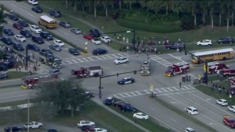 17 morts dans une fusillade d'une école en Floride et le tireur, "un ancien élève", interpellé