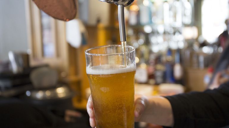 Coronavirus : le premier brasseur d'Australie à sec alors que les pubs rouvrent