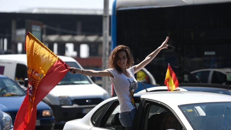 Coronavirus: des milliers d'Espagnols manifestent en voiture contre le gouvernement
