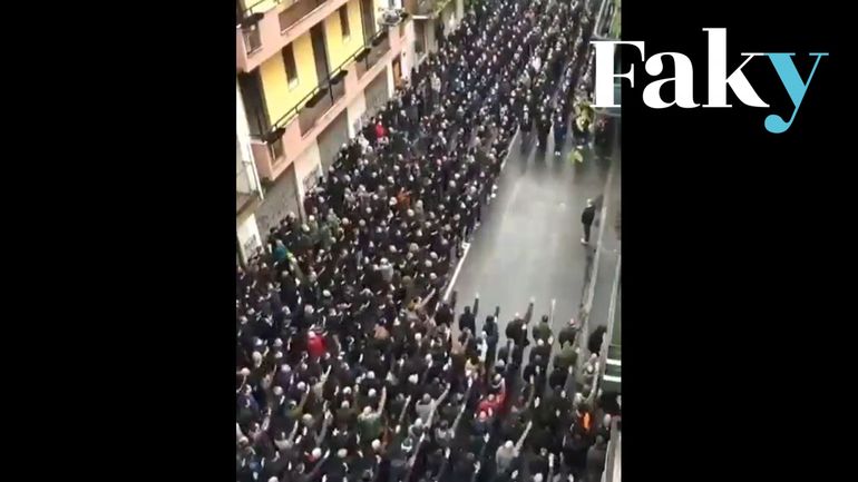 Oui, cette vidéo montre bien des néofascistes qui saluent le bras tendu et les doigts fermés dans les rues de Milan