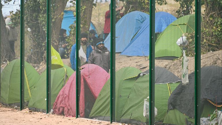 Calais : "des violations du droit à l'eau, à la santé et à l'alimentation"
