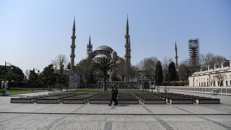 Turquie: des mosquées diffusent 