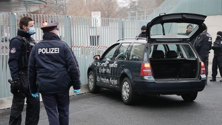 Berlin : la grille de la chancellerie allemande percutée par une voiture dénonçant la politique 