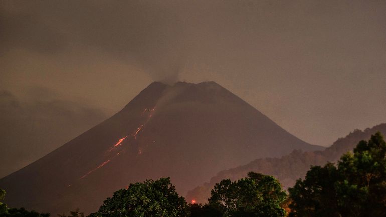 Indonésie: le volcan Merapi entre de nouveau en éruption