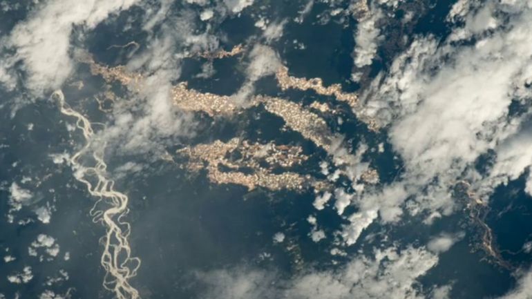 Des photographies aériennes de la Nasa révèlent d'énormes mines d'or à ciel ouvert en plein coeur de l'Amazonie