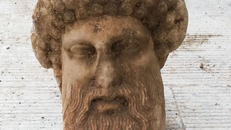 Une tête en marbre d'Hermès trouvée sous une rue très passante d'Athènes
