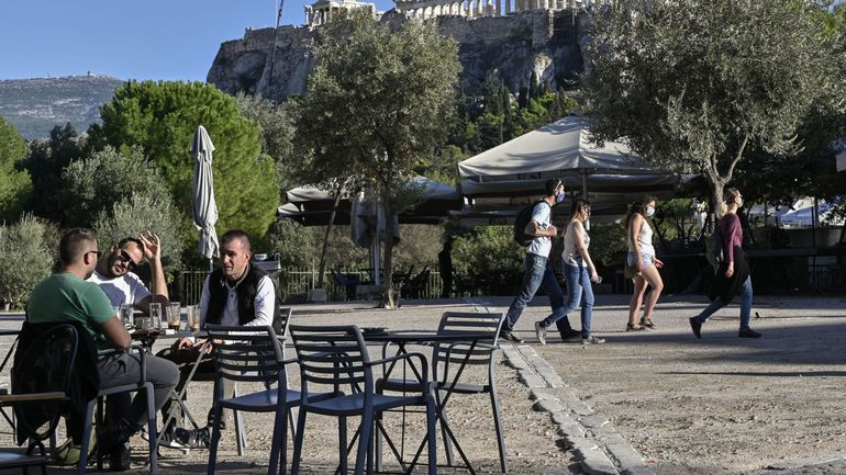 Coronavirus : la Grèce rouvre ses terrasses de cafés et restaurants, après six mois de fermeture