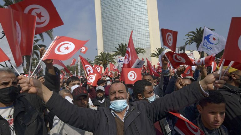 Tunisie: des dizaines de milliers de partisans d'Ennahdha manifestent en pleine crise politique