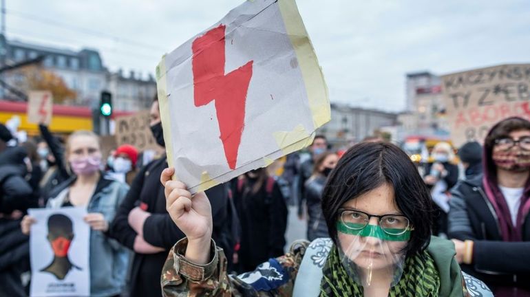 Pologne : les femmes de nouveau massivement dans les rues contre l'interdiction d'IVG