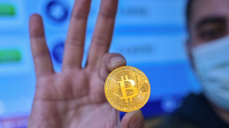 Le bitcoin poursuit son envol et dépasse 35.000 dollars