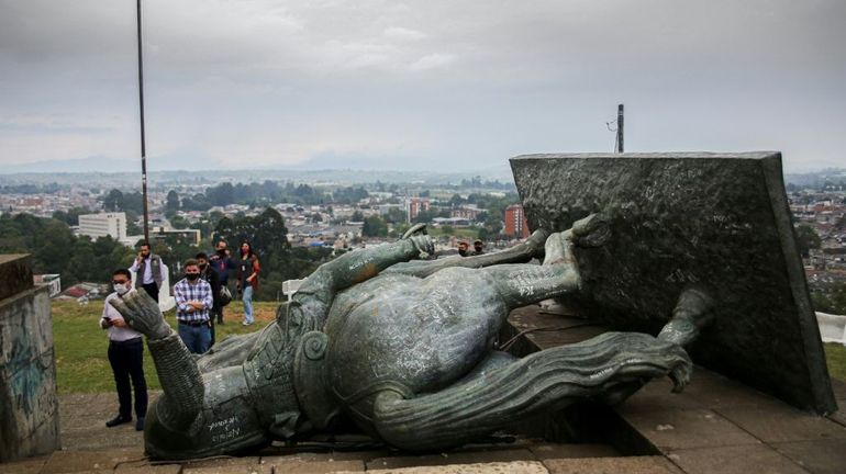 Colombie : des Amérindiens abattent la statue d'un conquistador espagnol
