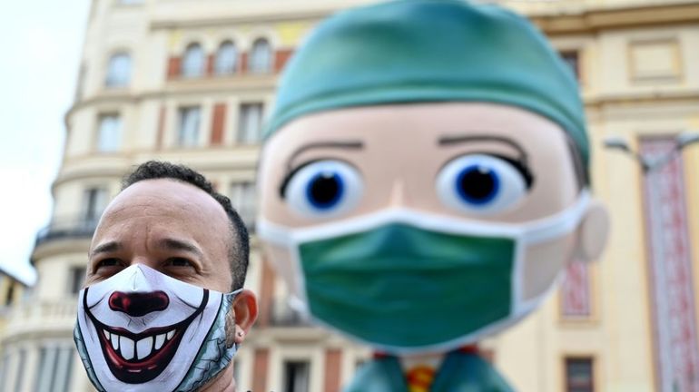 Espagne : le gouvernement demande à Madrid d'être plus ferme contre le virus