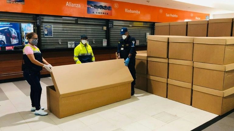 Coronavirus en Equateur : face à une pénurie de cercueils, on en fabrique en carton