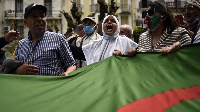 Algérie: des milliers de manifestants du Hirak contre la répression du mouvement