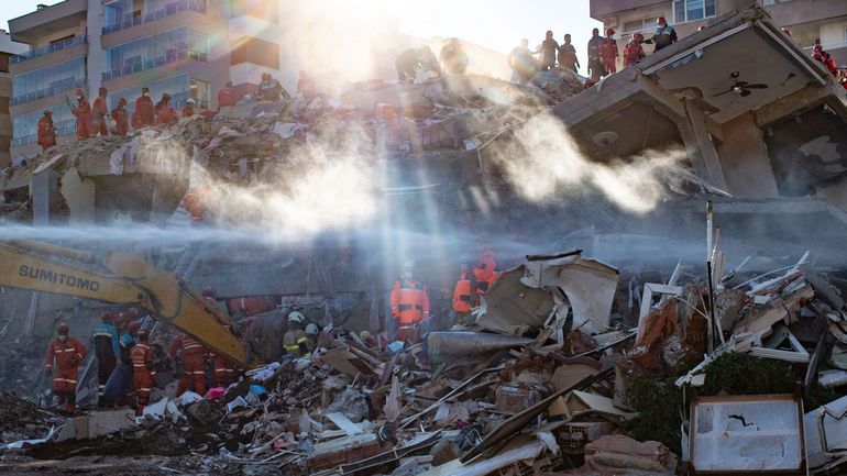 En Turquie, la course contre la montre est lancée pour tenter de retrouver des survivants au lendemain du séisme