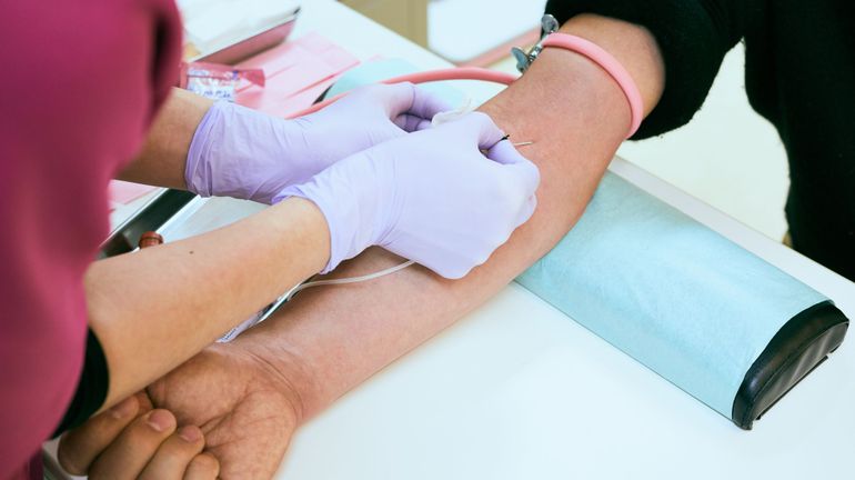 Le don de sang au temps du coronavirus: des tests et un appel aux donneurs