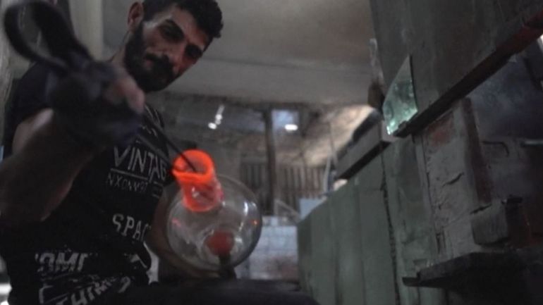 Liban: recycler les tonnes de verre pulvérisé par l'explosion en carafes et bocaux