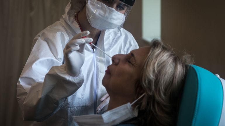 Coronavirus : les tests de dépistage par le nez avec écouvillon 