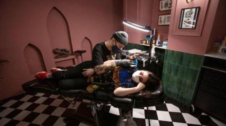 L'UE instaure des règles communes pour des encres de tatouage moins nocives