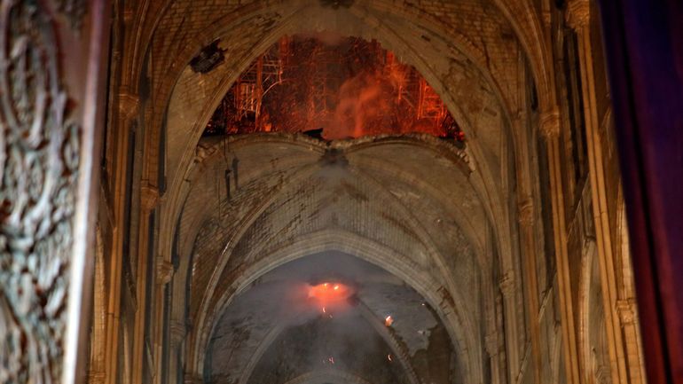 Notre-Dame de Paris, défigurée mais encore debout, sera "rebâtie" promet Macron