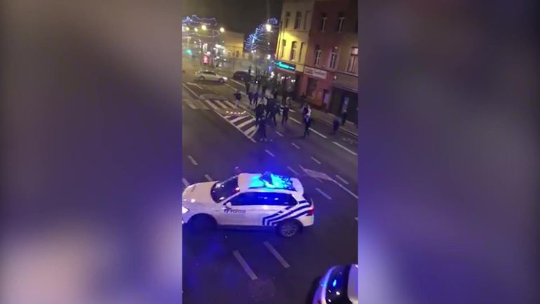 Nouvel an à Schaerbeek : un groupe de personnes attaque et fait fuir une voiture de police