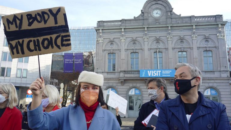 Pologne : la quasi-interdiction de l'avortement entre en vigueur