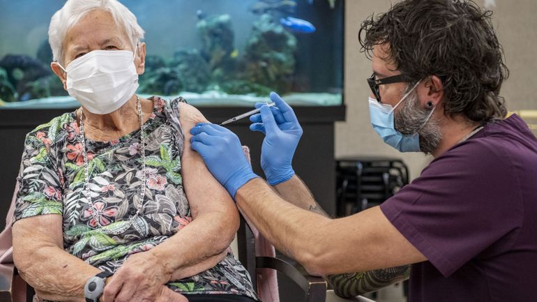 Coronavirus : première personne vaccinée en Suisse