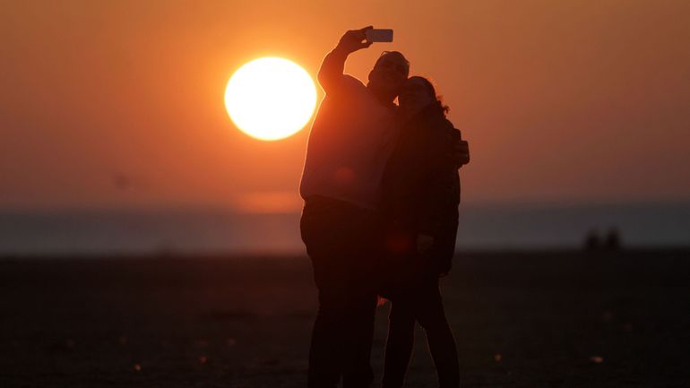 Une mannequin chute d'une falaise en se prenant en photo: mortel selfie en Australie