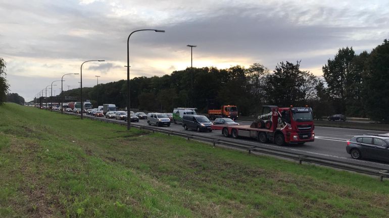 Autoroute E19 fermée jusqu'en début d'après-midi: "C'est un produit dangereux, on doit prendre beaucoup de précautions"