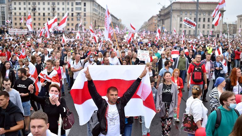 Présidentielle en Biélorussie: des dizaines de milliers de Biélorusses à nouveau dans les rues