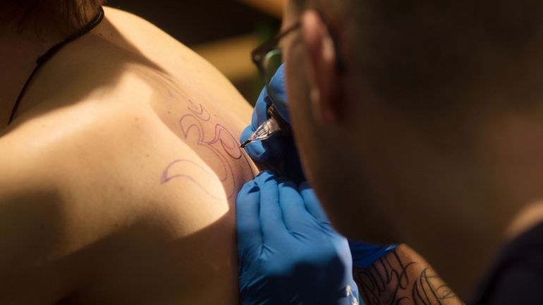 La moitié des salons de tatouage contrôlés en 2019 étaient en infraction