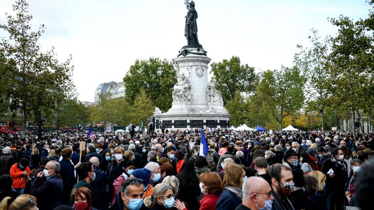 Attentat de Conflans : des milliers de personnes rassemblées à Paris en hommage au professeur assassiné
