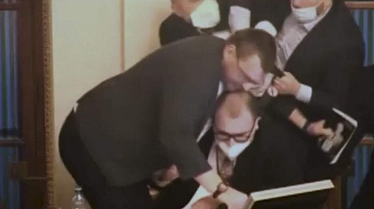 Une bagarre éclate au Parlement tchèque à cause d'un député qui refuse de porter un masque