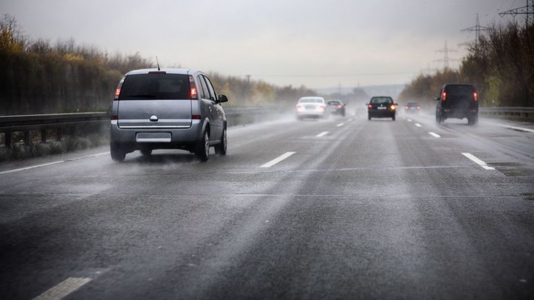 Conditions de circulation glissantes sur les routes ce vendredi matin: l'autoroute E42 rouverte à Couthuin-Héron vers Namur