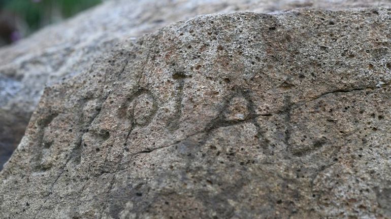 Le mystère Champollion: 2.000 euros à qui déchiffrera une mystérieuse inscription gravée sur un rocher en Bretagne