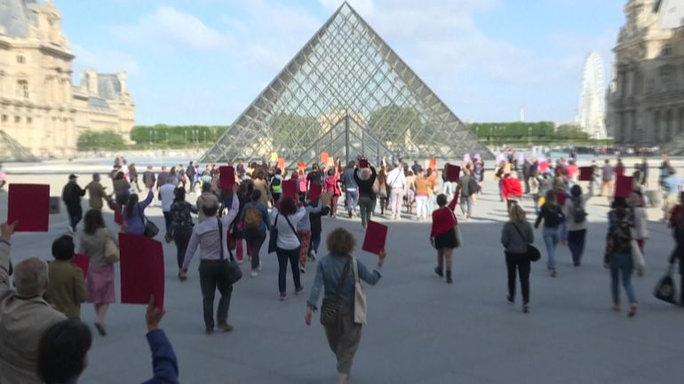 Réouverture du Louvre : 200 guides manifestent devant le musée pour réclamer des aides au gouvernement français
