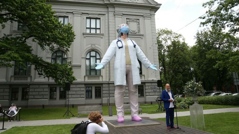 Lettonie : une statue de six mètres de haut érigée à Riga pour saluer le travail du personnel médical