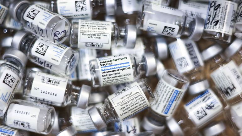 La campagne de vaccination se poursuit, avec des incertitudes à propos des livraisons des vaccins Johnson & Johnson