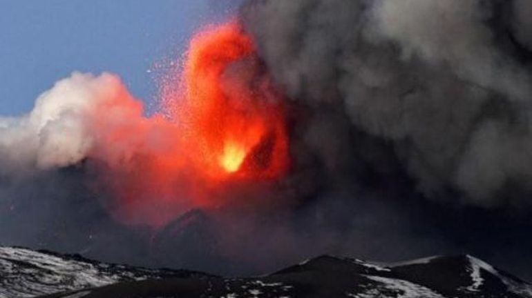 Italie: l'Etna a de nouveau projeté de la lave jusqu'à 300 mètres de haut