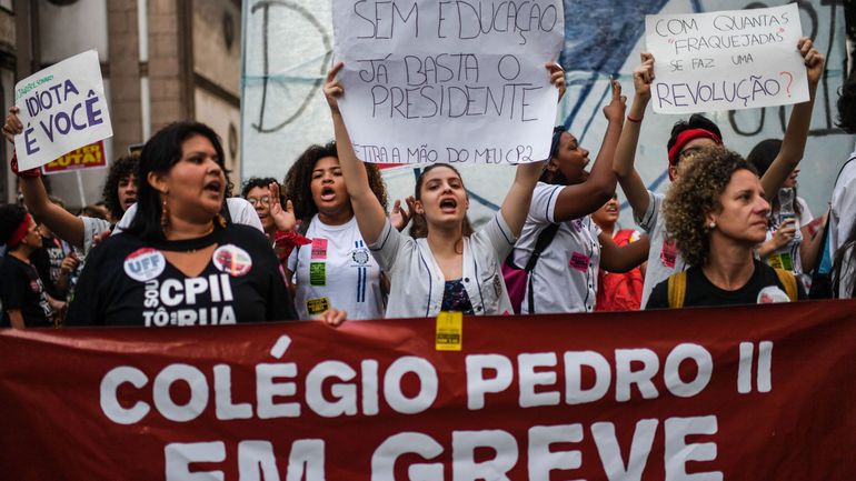 Jair Bolsonaro envisage un recul de la pension à 62 ans au Brésil: les Brésiliens mécontents ont paralysé le pays ce vendredi
