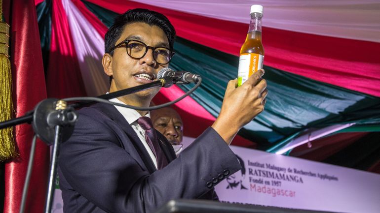 Le président malgache défend sa potion anti-coronavirus contre vents et marées