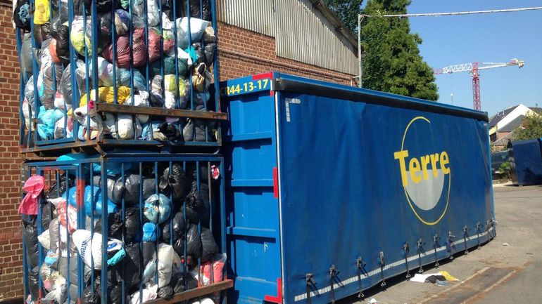 75 tonnes de déchets clandestins retrouvées dans les bulles à vêtements