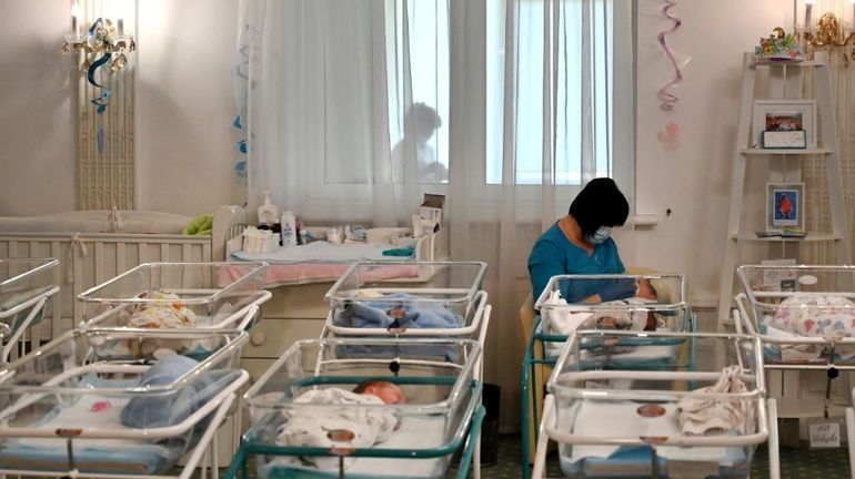 A Kiev, des bébés nés par GPA attendent leurs parents bloqués par le coronavirus