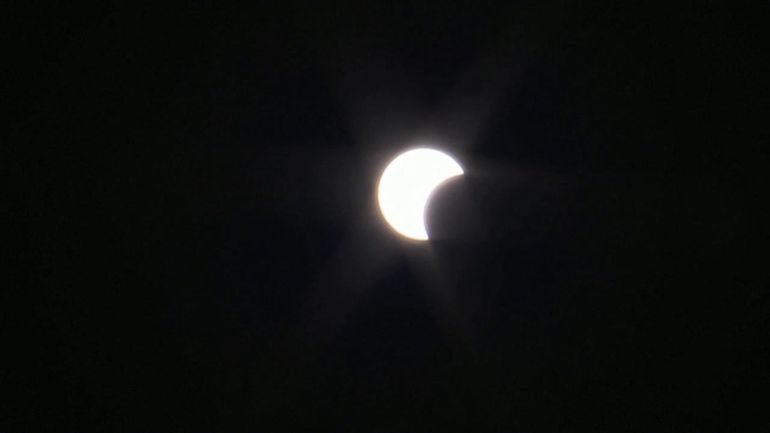 Éclipse annulaire : les images de la Lune masquant quasiment tout le disque solaire de l'Afrique à l'Asie