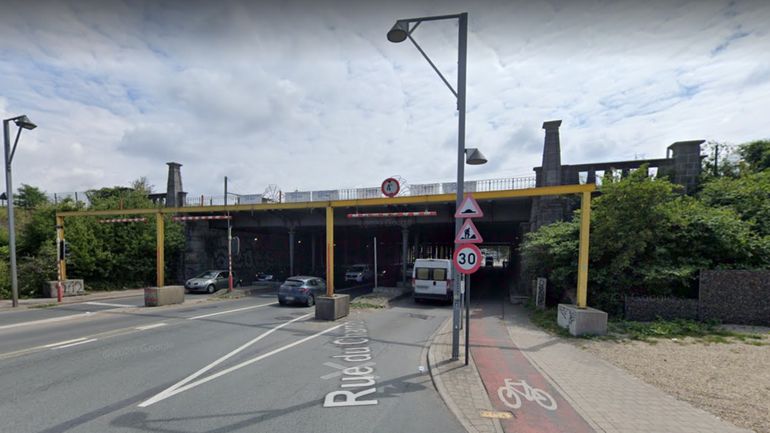 Accident au pont du Charroi à Forest, la police conseille d'emprunter des déviations